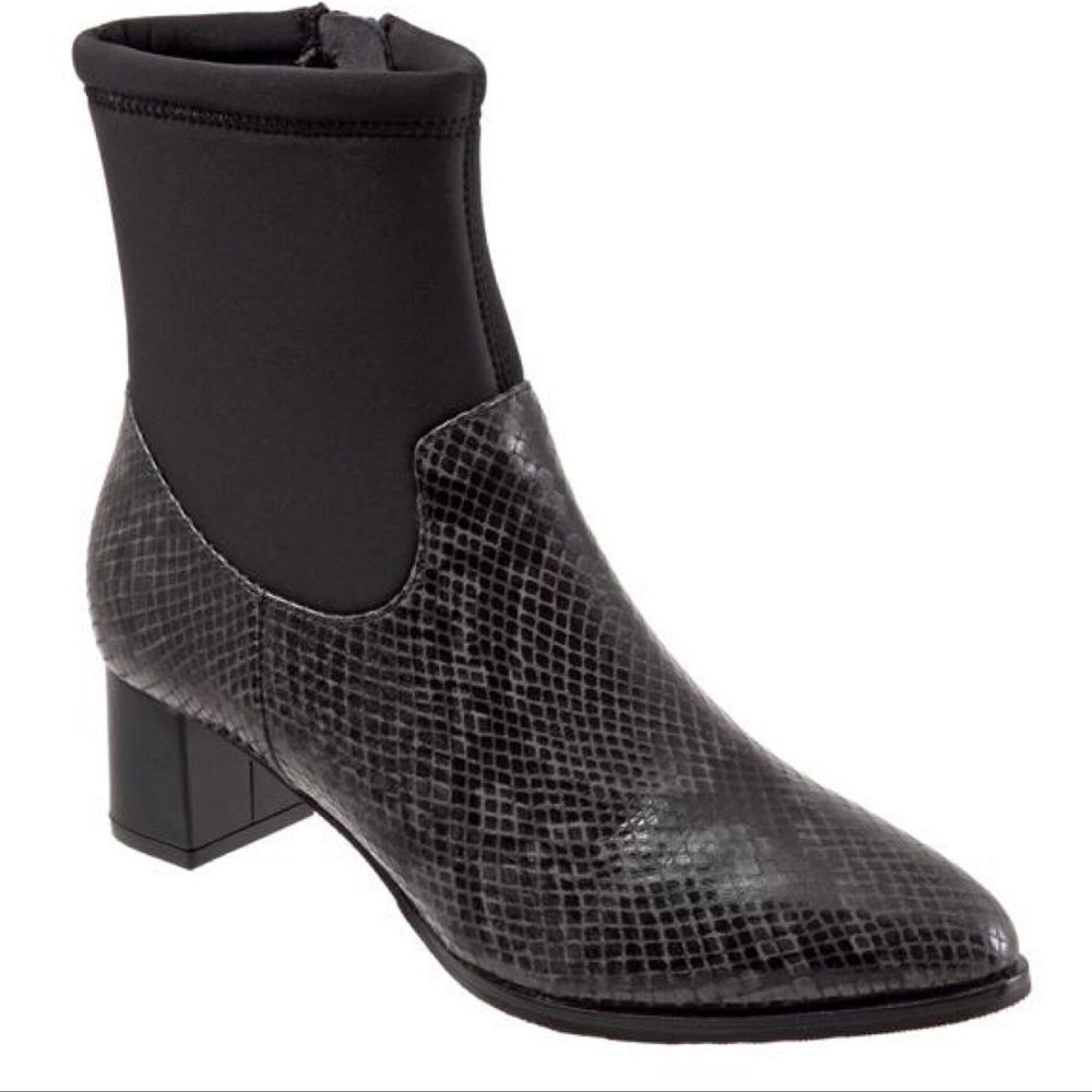 Trotters Black Textured Ankle Booties
